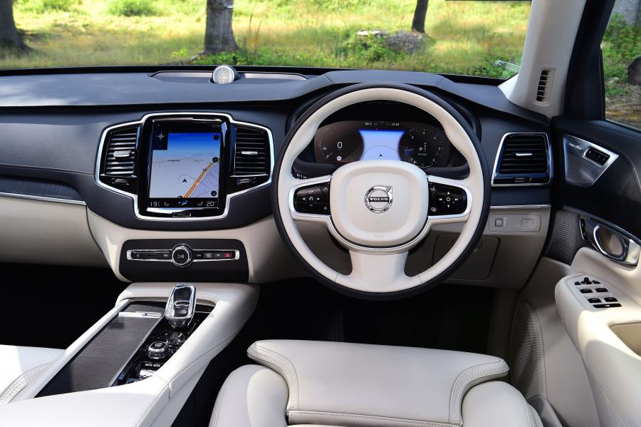 Торпедо Volvo XC90 B5 Inscription 2019 года  (UK) (фото 6 из 40)